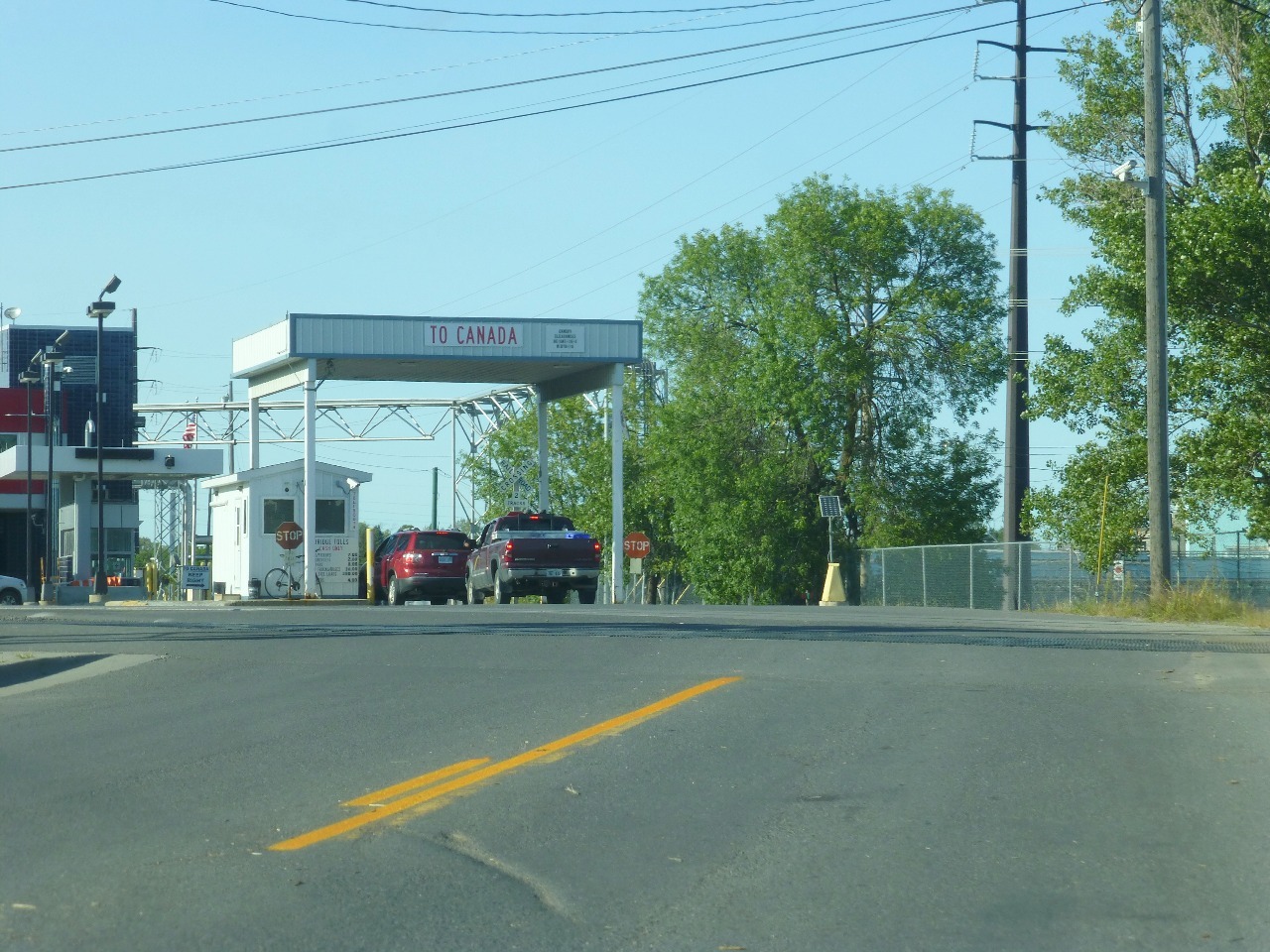 At the US Border post - To Canada!