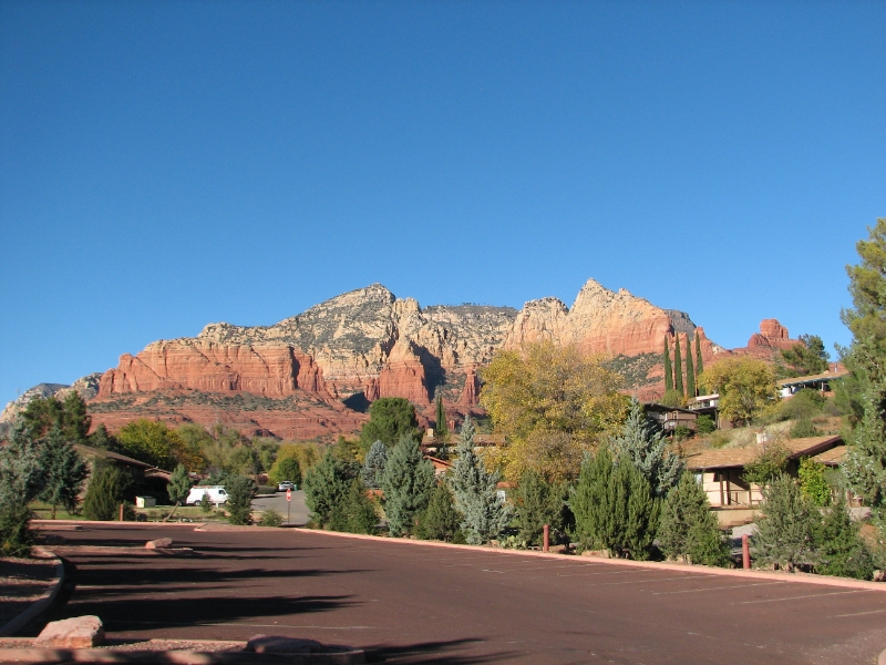IMG_0803.JPG - A more beautiful setting for a town parking lot is hard to imagine !