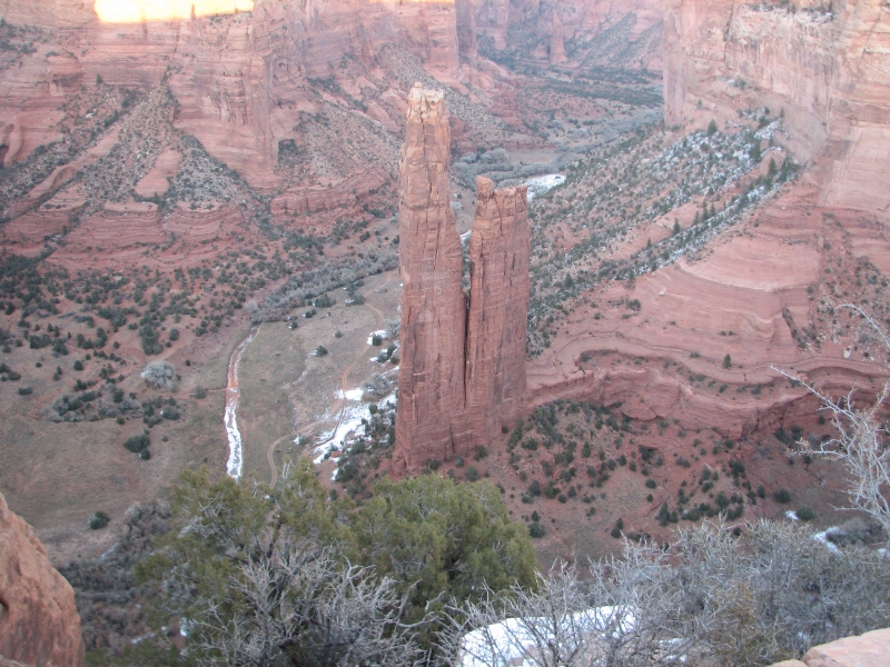 IMG_0890.JPG - Spider Rock Overlook - The park's distinctive geologic feature is Spider Rock, a sandstone spire that rises 800 feet (240 m) from the canyon floor at the junction of Canyon de Chelly and Monument Canyon. It has served as the scene of a number of television commercials. According to traditional Navajo beliefs the taller of the two spires is the home of spider woman.