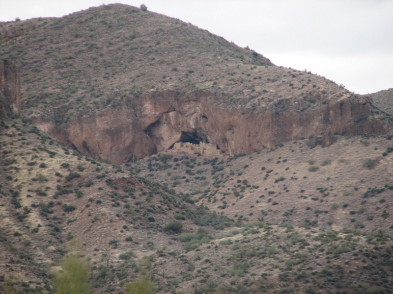 IMG_1009.JPG - The well-preserved Upper Cliff Dwelling looks down on Lake Roosevelt. The trail to the Upper Cliff Dwelling starts at the visitor center of Tonto National Monument.