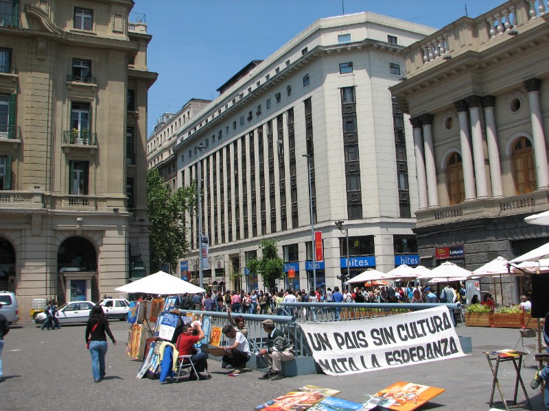 IMG_5258.jpg - Artists selling their art at the plaza. The banner reads "A country without culture kills the hope"