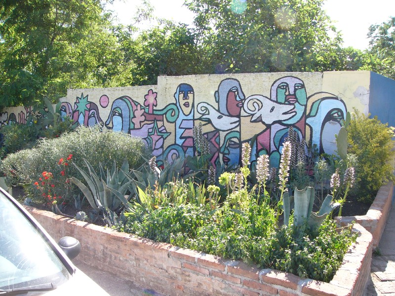 P1080514.jpg - Colorful murals outside La Chascona