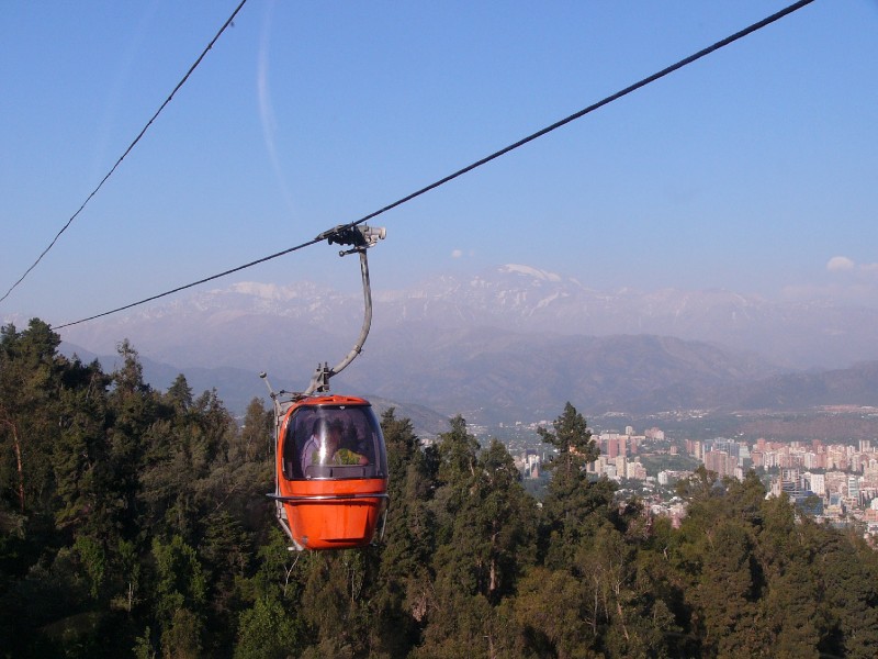 P1080539.JPG - Aerial tramway between the summit of Cerro Can Cristobal and the terminus at Av. Pedro del Valdivia Norte.