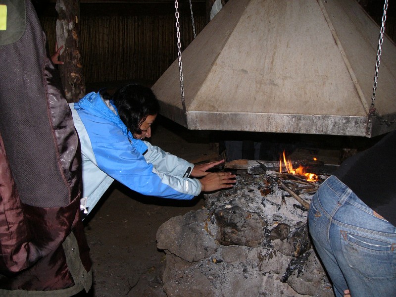 P1080604.JPG - Halfway through the hike, the feeble fire could do little to warm us. So we had no option but to continue on the hike as walking keeps you warm.
