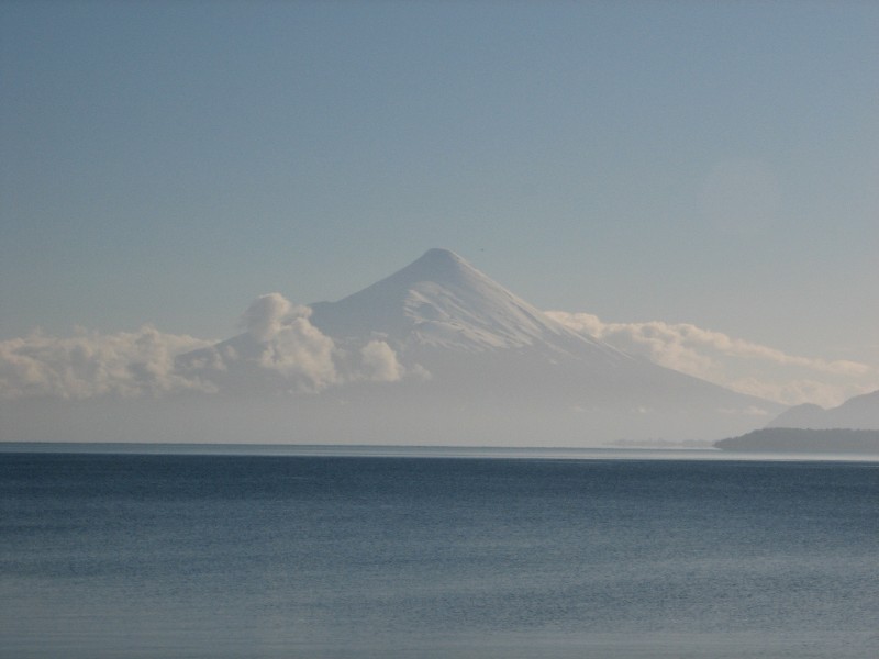 IMG_5840.jpg - Volcan Osorno in the light of the morning.