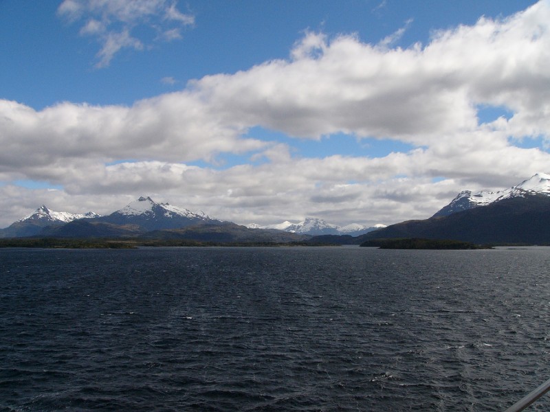 P1090036.JPG - Day 4: 3 pm: 2 hours to go. The mountains near Puerto Natales.