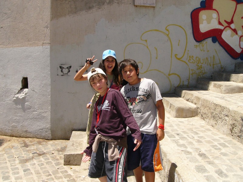 P1090398.JPG - Santiago school students on a day tour to Valparaiso (we used to call it excursion when we were kids in India)
