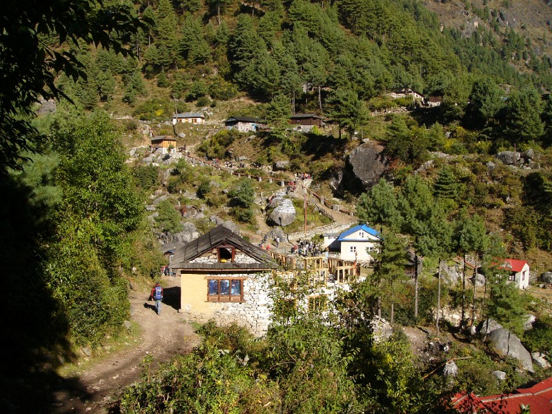 P1100437.JPG - Lodges and residences enroute to Namche