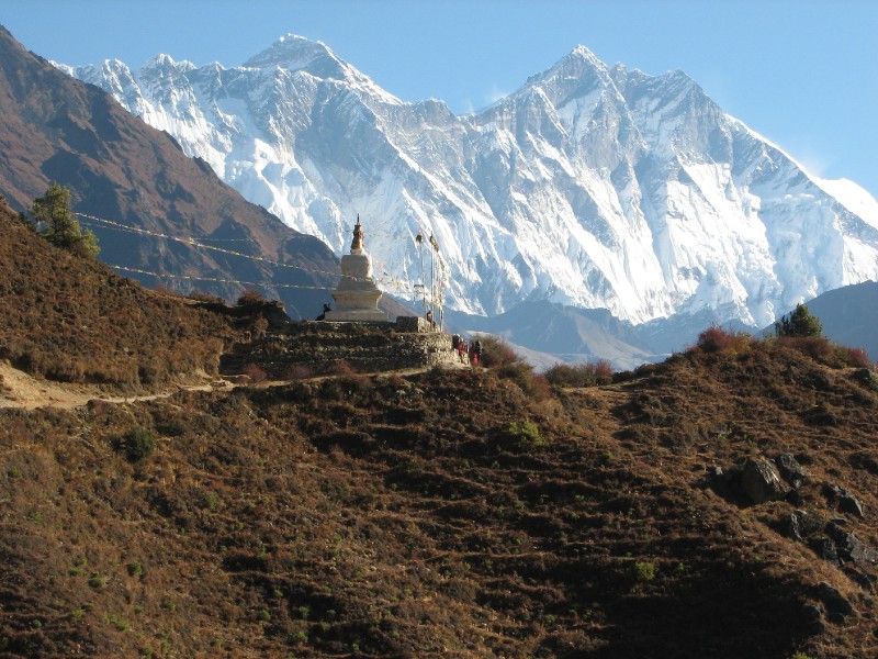 IMG_8120.JPG - View of Everest and Lhotse behind a chorten on the trail to Tyangboche