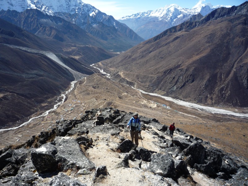 P1000539.JPG - The towns of Pheriche (to the right) and Dingboche (to the left, some agricultural plots and buildings can be seein)