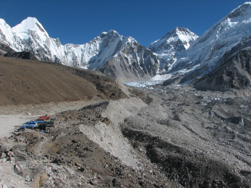 IMG_8258.jpg - The town of Gorakshep (5290m) with its 5 lodges is the last commercial stop on the Everest Base Camp route. The mountains Lingtren, Khumbutse and Changtse form the backdrop with the Khumbu Icefall and Khumbu Glacier