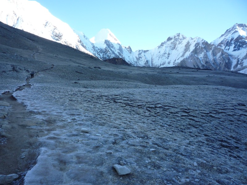P1000614.JPG - The frozen ground and the path up to Kala Patthar. Lingtren, Khumbutse and Changtse in the background.