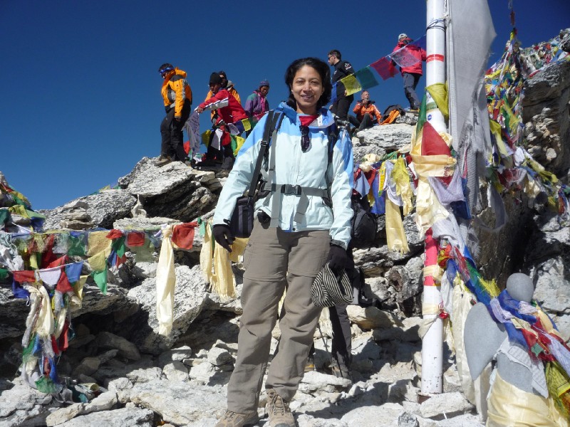 P1000629.JPG - Malini at the Kala Patthar peak with the colorful prayer flags