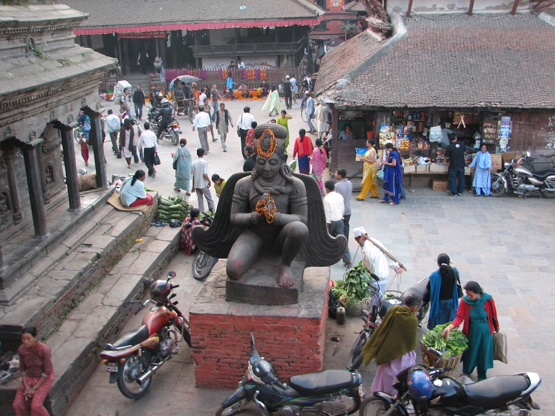 IMG_7955.JPG - Huge kneeling Garuda in front of the Narayan or Vishnu temple.