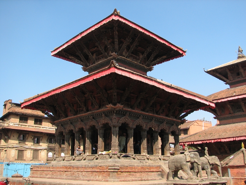 IMG_8473.JPG - Vishwanath Temple - This elaborately decorated two-roofed temple was built in 1627 and has two large stone elephants guarding the front entrance. The pillars are particulary ornate.