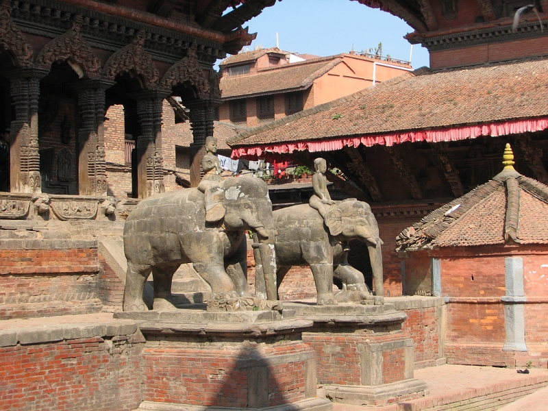 IMG_8474.JPG - A closer look at the two stone elephants guarding the Vishwanath Temple